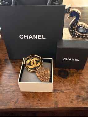 CHANEL lot of 2 pins brooches with Jewelry box and bag